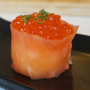 Kallrökt lax Gunkan Sushi med Tobiko