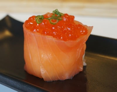Kallrökt lax Gunkan Sushi med Tobiko